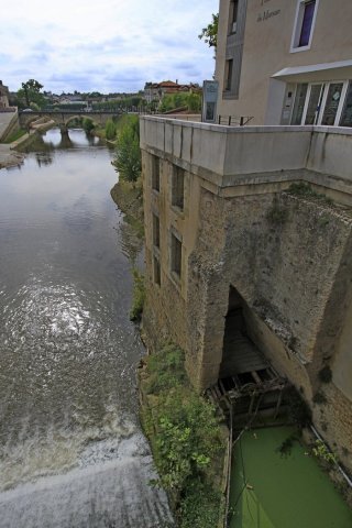 13. départ de l\'arche de l\'ancien pont sur le Midou détruit au XIXe siècle [photo JPV]